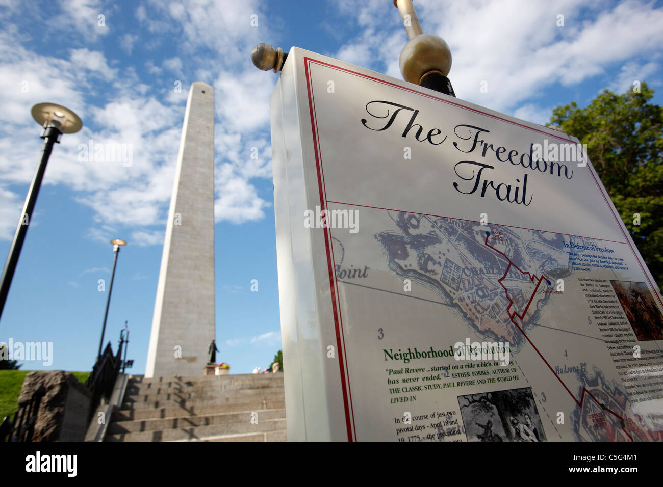 Freedom Trail Schild am Bunker Hill Monument, Boston, Massachusetts Stockfoto