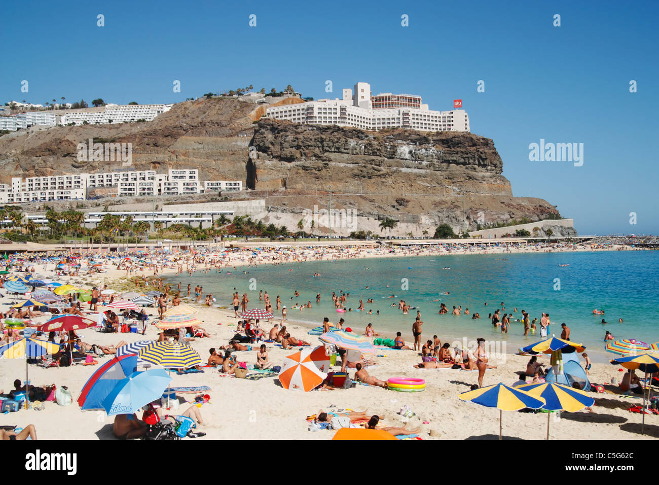 Hotel mit Blick auf Playa de Los Amadores in der Nähe von Puerto Rico auf Gran Canaria, Kanarische Inseln, Spanien Stockfoto