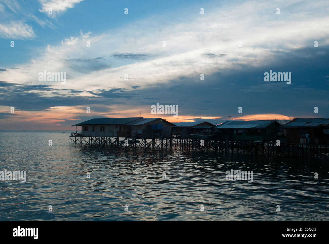 Sulu Flüchtlings- und Meer Zigeuner Dorf bei Sonnenuntergang auf der Insel Mabul, Borneo, Malaysia Stockfoto