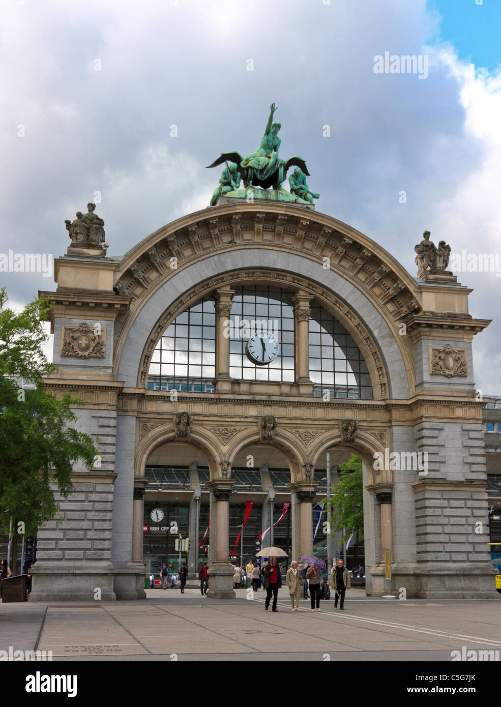 Historische Eingangsportal zum alten Bahnhof, Luzern, Schweiz Stockfoto