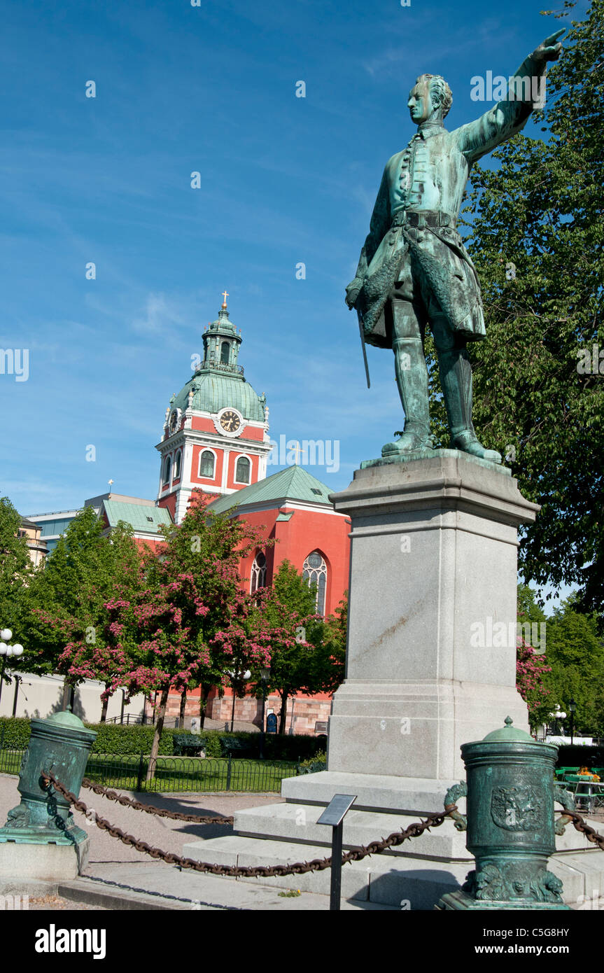 Statue von König Charles (Karl) XII von Schweden in Stockholm mit Jakobs Kyrka Kirche im Hintergrund Stockfoto