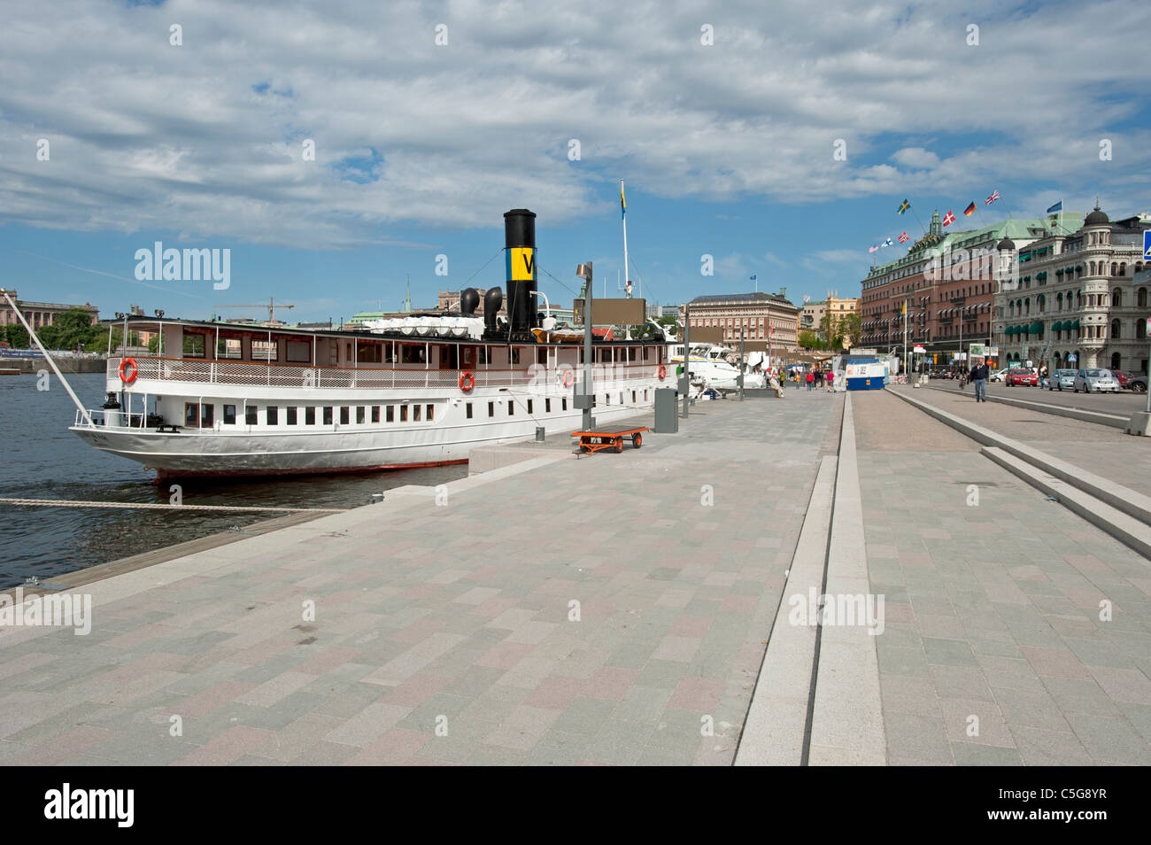 Touristischen Dampfer Boote vertäut am Pier gegenüber dem Grand Hotel in Stockholm Schweden Stockfoto