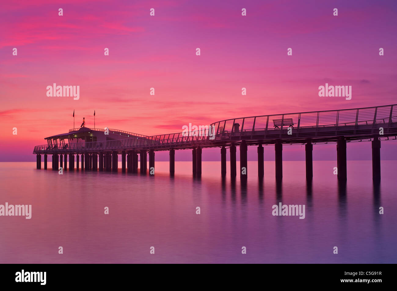 Pier in den Sonnenuntergang, Versilia Toskana, Italien Stockfoto