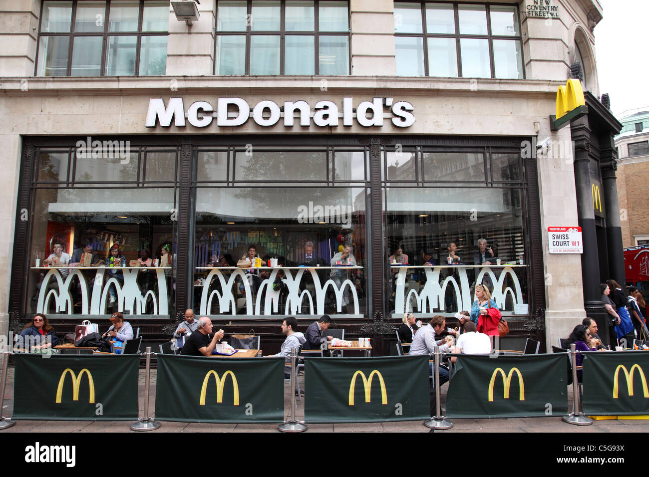 McDonald's Restaurant in Swiss Court, London, England, Vereinigtes Königreich Stockfoto