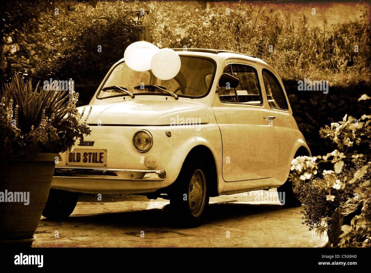 Alten Stil italienischen Auto ab 50, fünfzig ist Auto. die erste Mini-Auto,  Vintage Italien Auto. Wirtschafts Auto Stockfotografie - Alamy