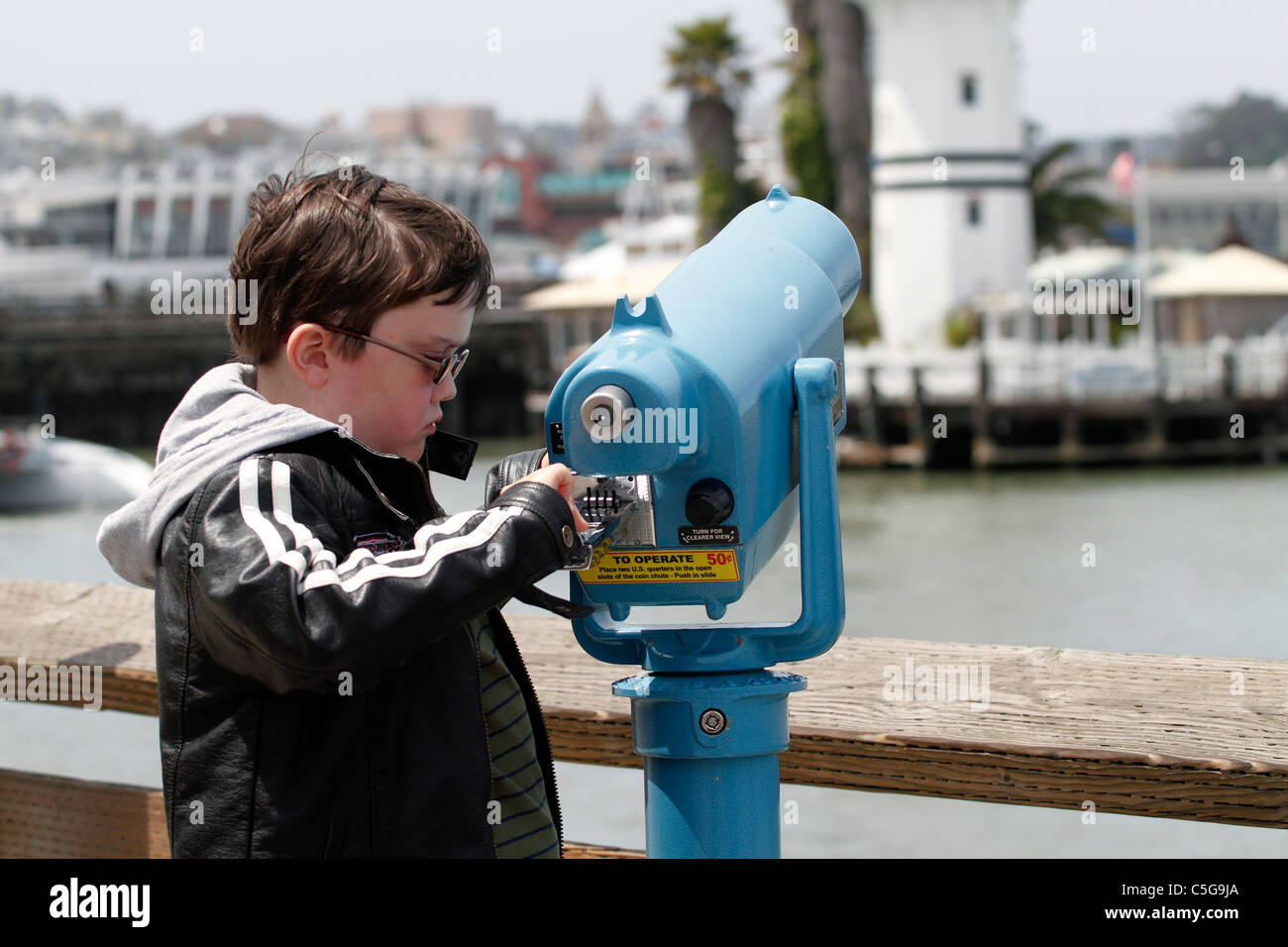 Kalifornien San Francisco Fisherman's Wharf - Pier 39 zehn jähriger Junge mit dem Teleskop Stockfoto