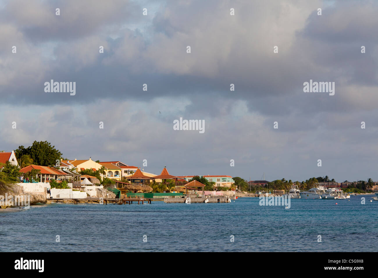 Südwestküste von Bonaire mit Blick auf Captain Don's Lebensraum und andere Resorts, vor 'Klein Bonaire'. Niederländische Antillen. Foto V.D. Stockfoto