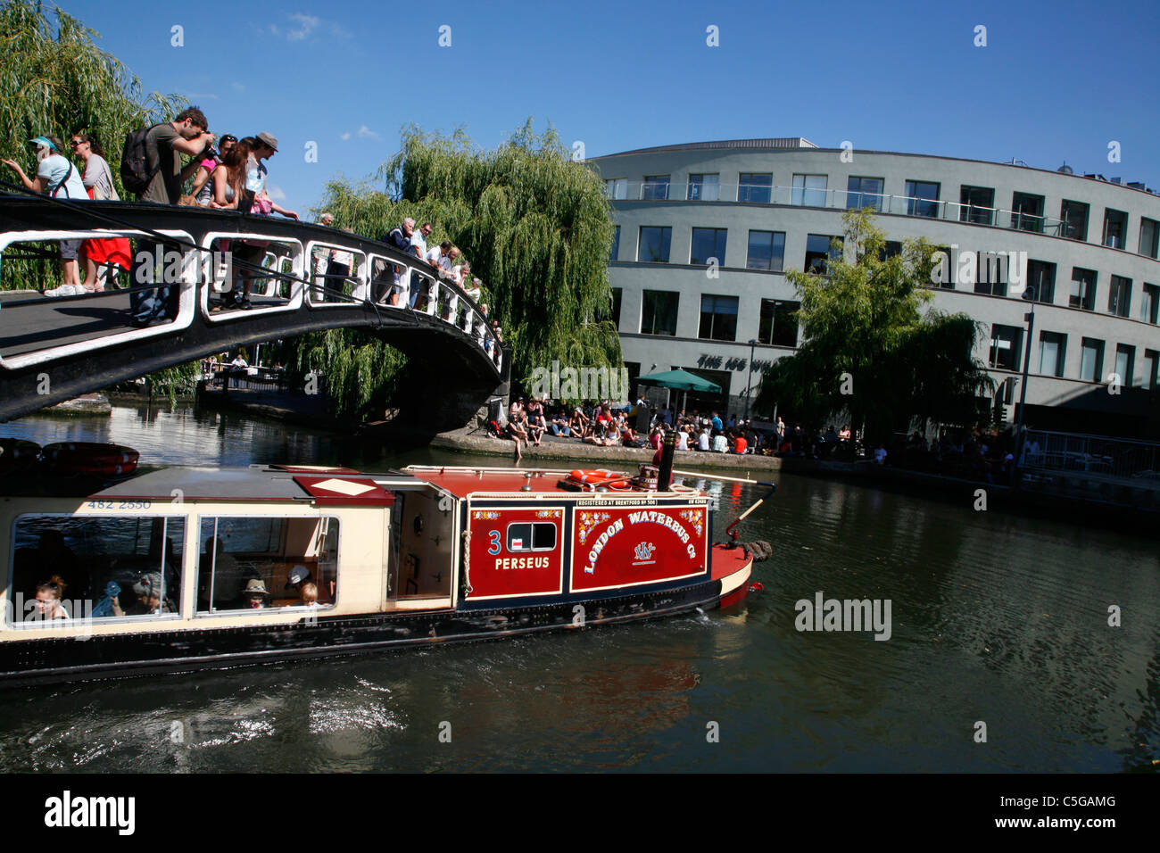 London-Wasserbus touristischen Vergnügungsschiff auf die Regents Canal in Camden Lock, Camden Town, London, UK Stockfoto