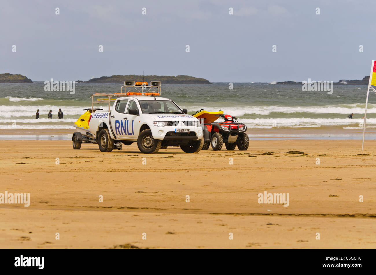 RNLI Rettungsschwimmer Fahrzeug, Quad-Bike und Jetski an der East Strand, Portrush Stockfoto