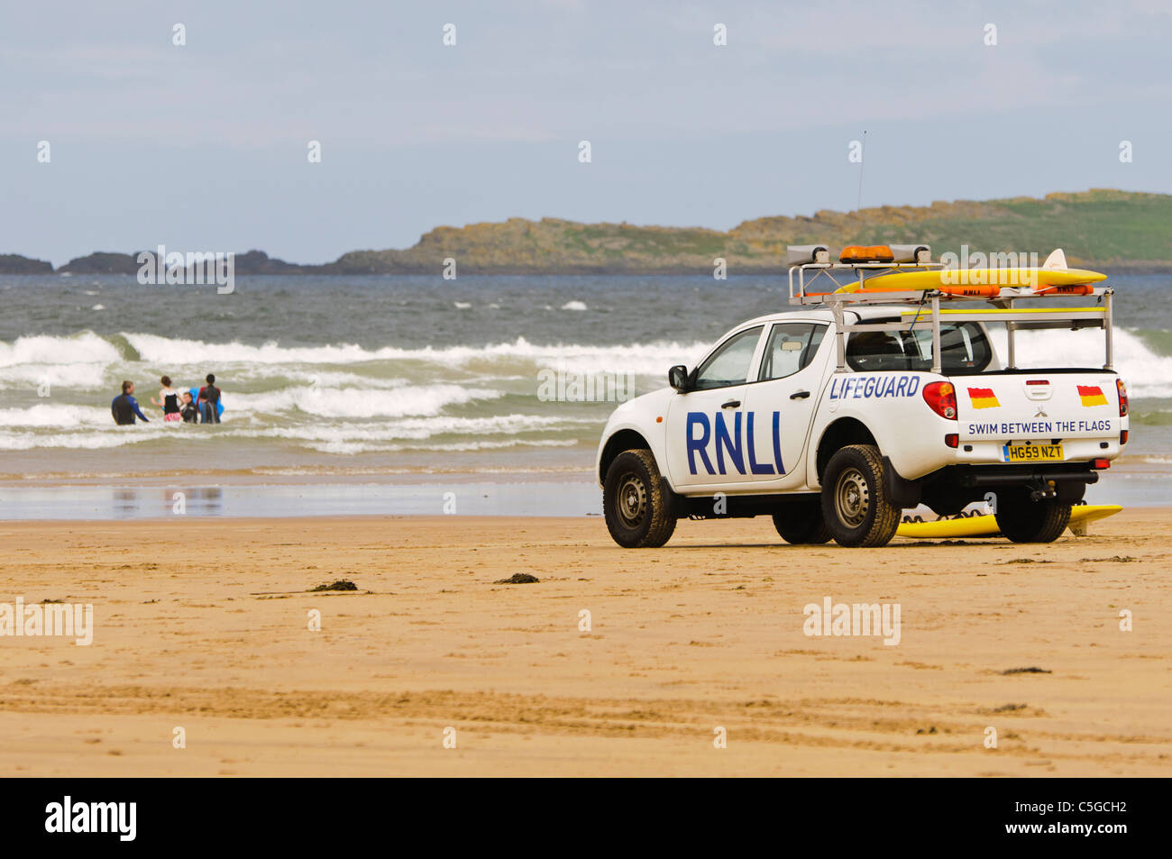 RNLI Rettungsschwimmer Fahrzeug und Jetski an der East Strand, Portrush Stockfoto