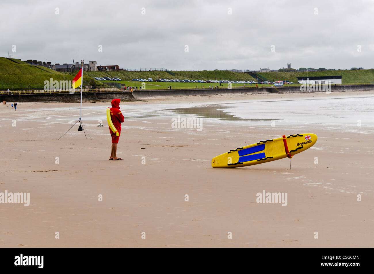 RNLI Rettungsschwimmer am östlichen Strand, Portrush Stockfoto