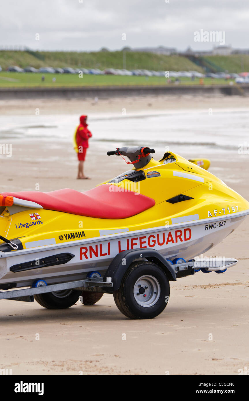 RNLI Rettungsschwimmer am östlichen Strand, Portrush Stockfoto