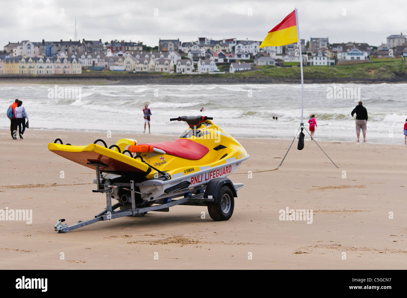 RNLI Rettungsschwimmer-Jet-Ski an der East Strand, Portrush Stockfoto