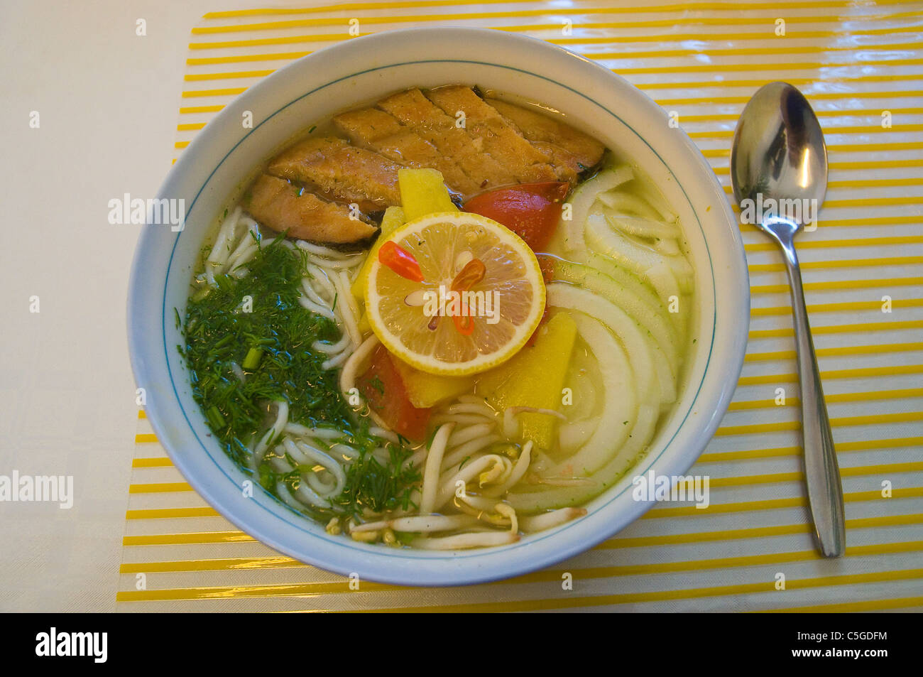 Vietnamesische Suppe mit veganen Nachahmung Fleisch in Vegan City Fast-Food Restaurant Prag Tschechische Republik Europa Stockfoto