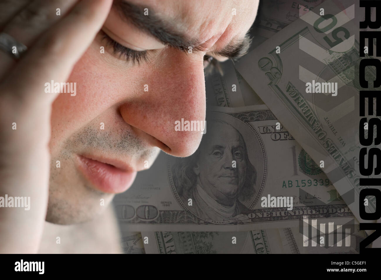Dieser junge Mann ist Erfahrung intensiver Belastung über eine Zeit des wirtschaftlichen Abschwungs oder andere finanzielle Not. Stockfoto