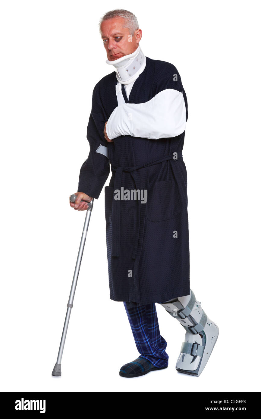 Mann mit krücken gehen Fotos und Bildmaterial in hoher Auflösung Alamy