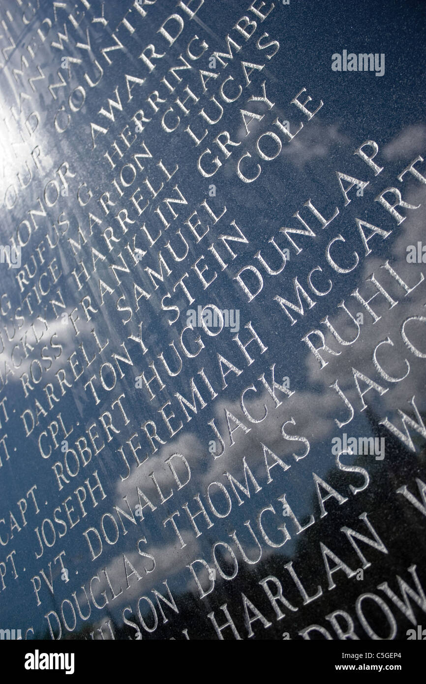 Nahaufnahme Detail ein Kriegerdenkmal mit eingravierten Namen derjenigen, die während der aktiven Dienst in den Streitkräften gestorben. Stockfoto