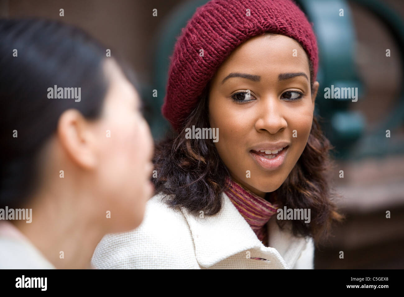 Zwei Geschäftsfrauen mit einer zufälligen Begegnung oder Diskussion in der Stadt. Geringe Schärfentiefe. Stockfoto