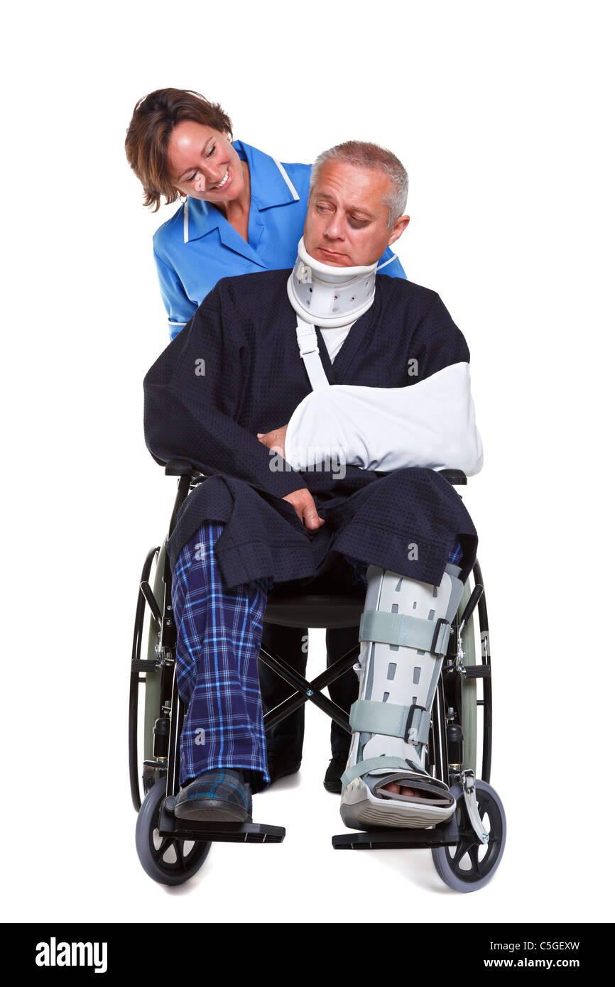 Foto von einem verletzten Mann in einem Rollstuhl mit einer Krankenschwester, schob ihn auf einem weißen Hintergrund isoliert. Stockfoto