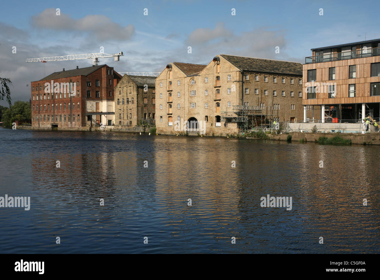 Wakefield - renovierten Lagerhäusern am Fluss Calder Stockfoto