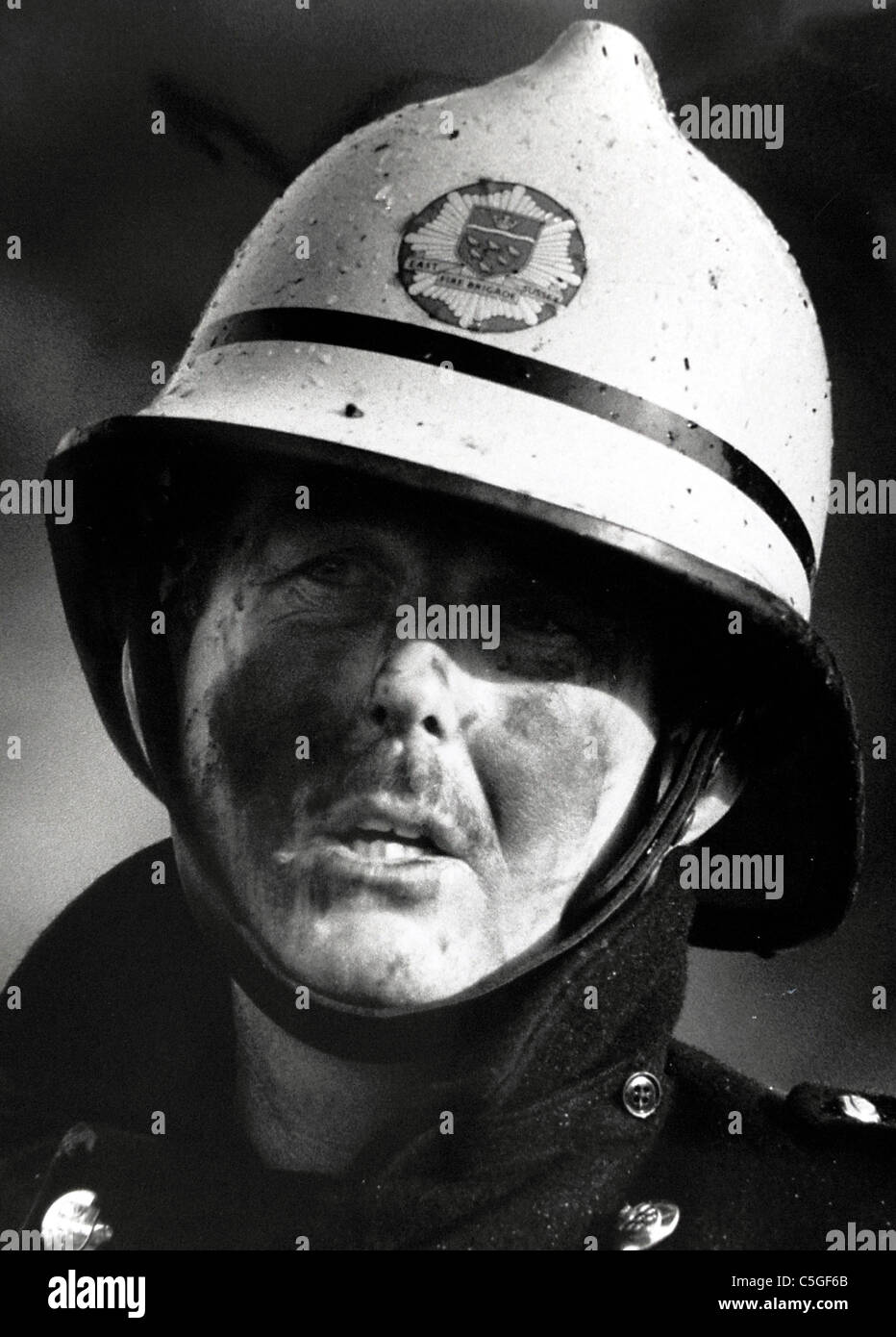 Porträt eines müden Feuerwehrmunes sein Gesicht geschwärzt durch Rauch In Brighton Februar 1989 Stockfoto