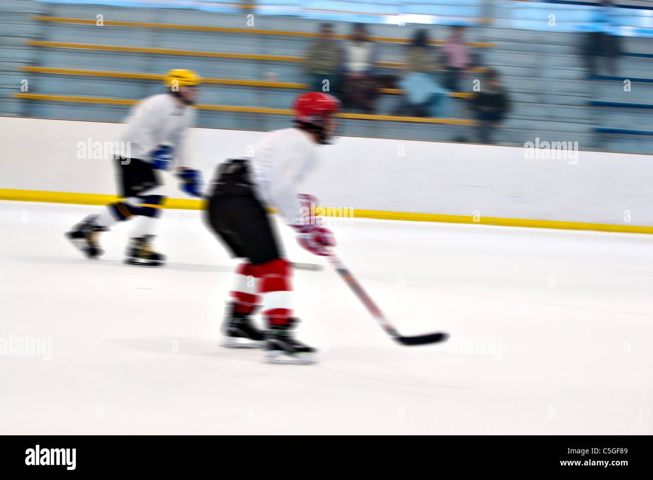 Abstrakte Bewegungsunschärfe von zwei Hockey-Spieler auf der Eisbahn Schlittschuh. Stockfoto