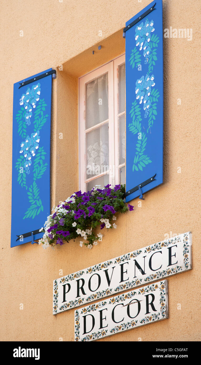 Wunderschön dekorierte blauen Fensterläden und Schaufenster, Fayence, Provence, Frankreich Stockfoto