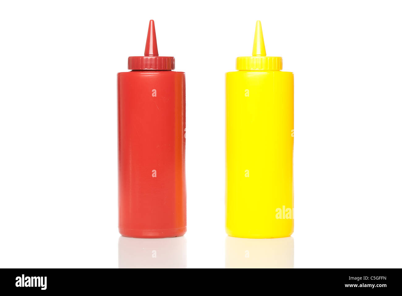 Senf und Ketchup Flasche vor einem weißen Hintergrund Stockfoto