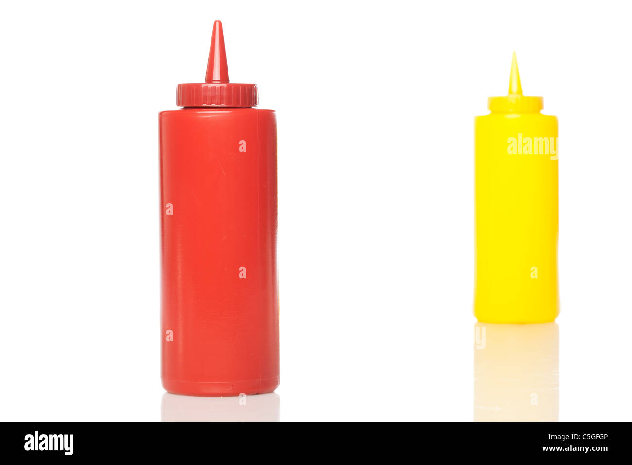 Senf und Ketchup Flasche vor einem weißen Hintergrund Stockfoto
