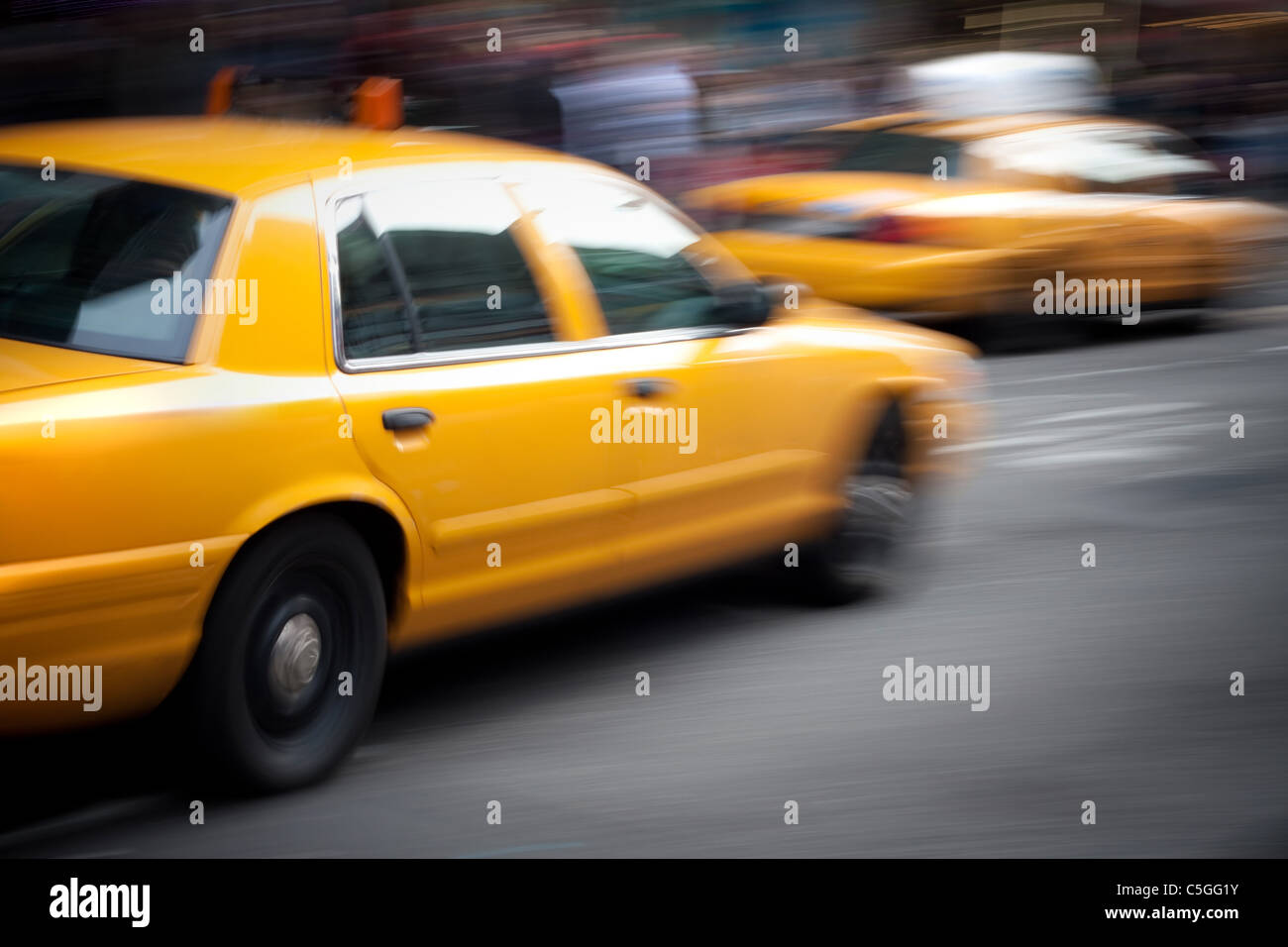 Abstrakte Bewegungsunschärfe von einer Stadt Straßenszene mit einer gelben Taxis durch Beschleunigung. Stockfoto