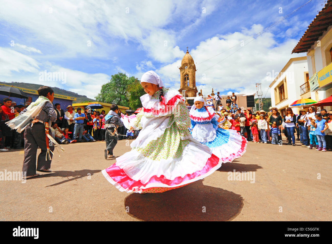 Tänzer von Nobsa Tanzgruppe außerhalb einen traditionellen Tanz durchführen. Nobsa, Boyacá, Kolumbien, Südamerika Stockfoto