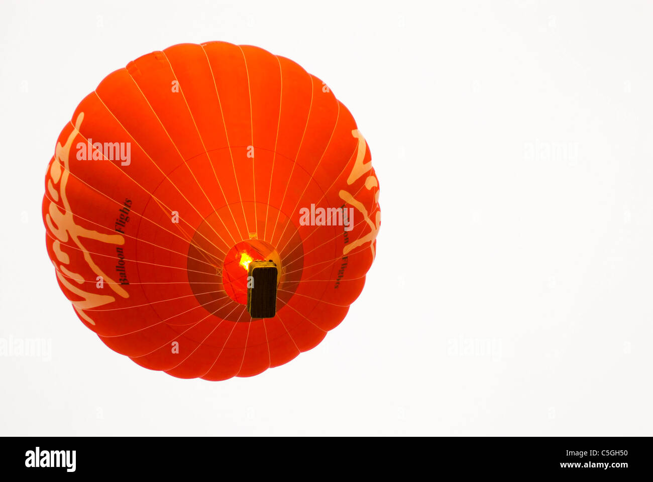 Roten Heißluftballon isoliert auf weißem Hintergrund Stockfoto