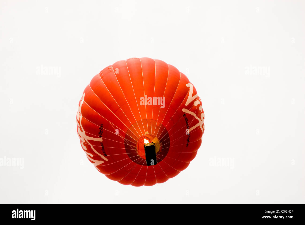 Roten Heißluftballon isoliert auf weißem Hintergrund Stockfoto