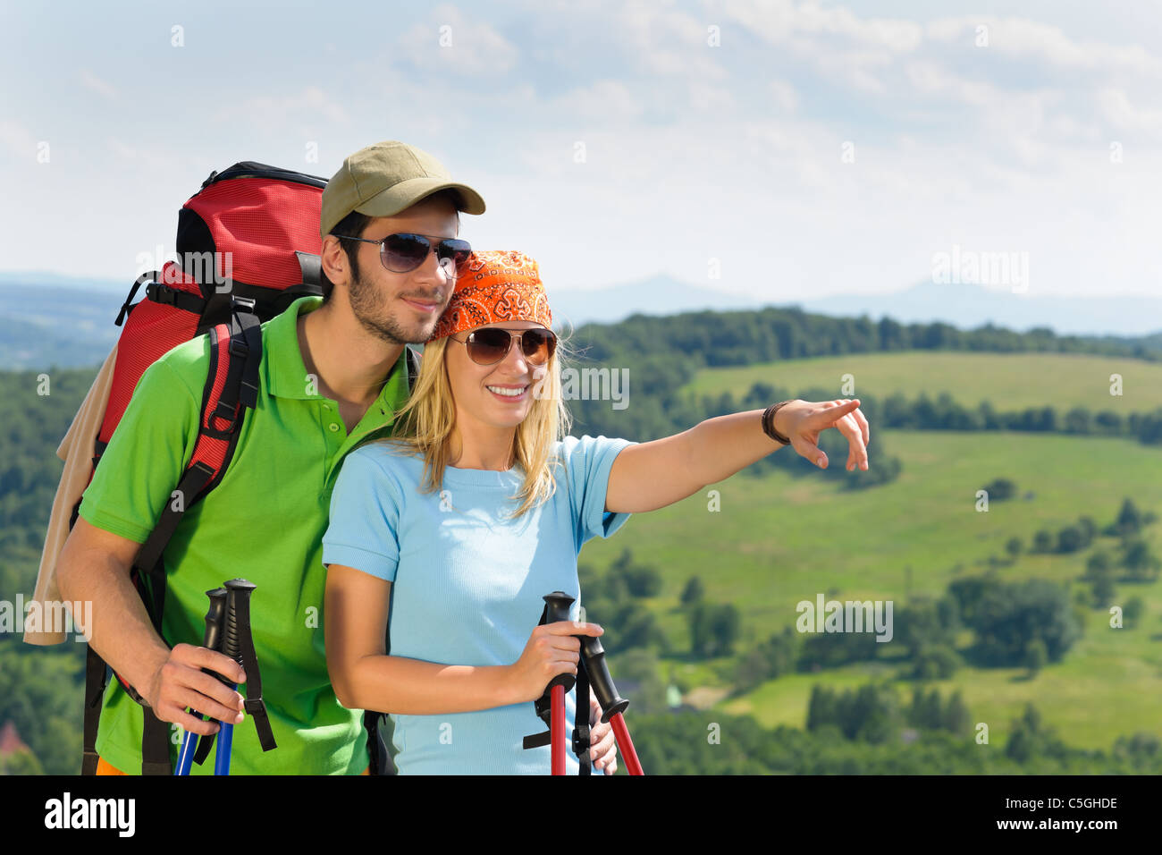 Junge Paar mit Wanderstöcken Rucksack herrliche Panorama-Landschaft Stockfoto