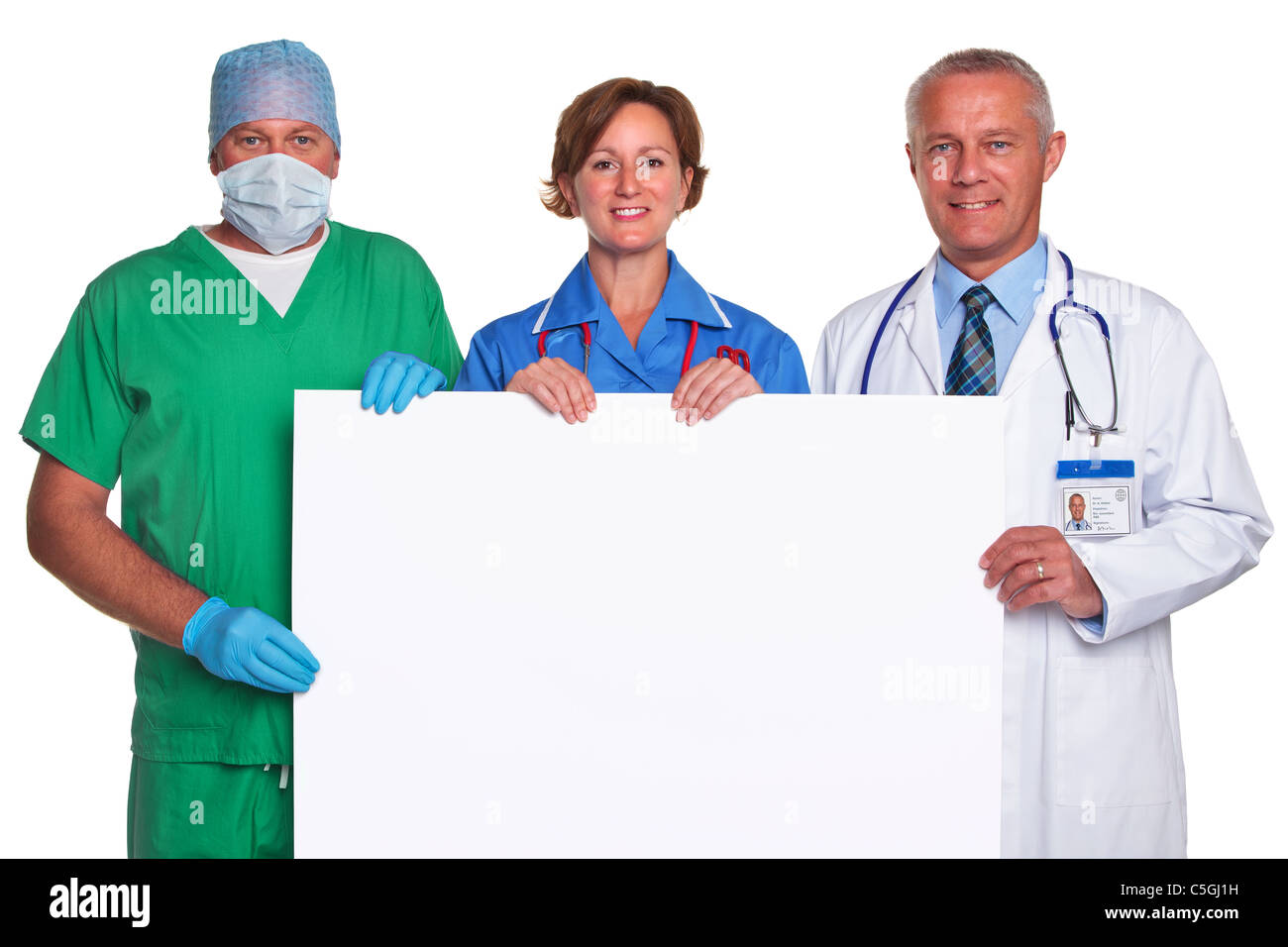 Foto von einem Ärzteteam hält ein leeres Plakat für Sie Ihre eigene Nachricht, isoliert auf einem weißen Hintergrund hinzufügen. Stockfoto