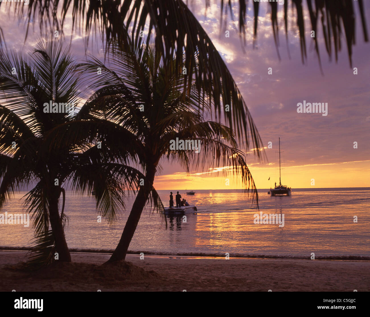 Boot bei Sonnenuntergang, Strand von Negril, Jamaika, große Antillen, Caribbean Stockfoto