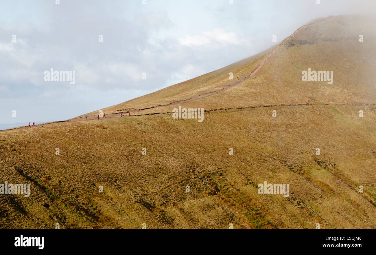 Wanderer erklimmen Pen y Fan Stockfoto