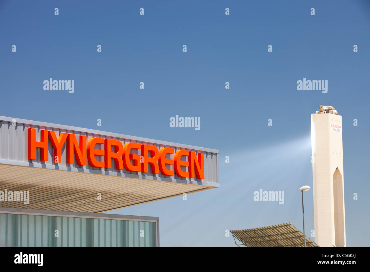 Eine Wasserstoff-Anlage in einem Teil des Solucar solar Anlage im Besitz von Abengoa Energie, in Sanlucar La Mayor, Andalusien, Spanien Stockfoto