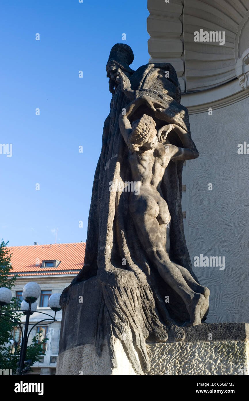 Prag - Skulptur des Rabbi Yehuda Loew in New City Hall Stockfoto