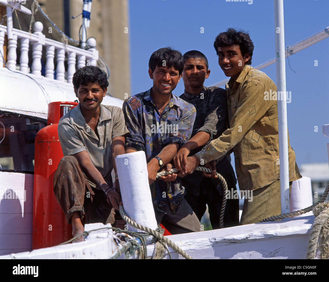 Arbeitnehmer auf Dhow Boot, Dubai Creek, Deira, Dubai, Vereinigte Arabische Emirate Stockfoto