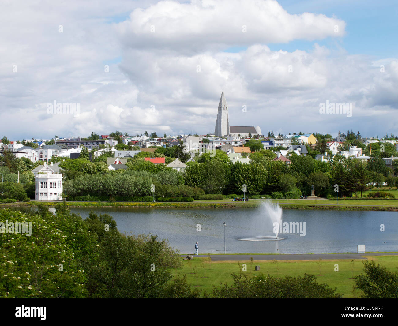 Tjörnin, The Pond Wahrzeichen Zentrum Reykjavik mit der Hallgrimschurch im Hintergrund Stockfoto