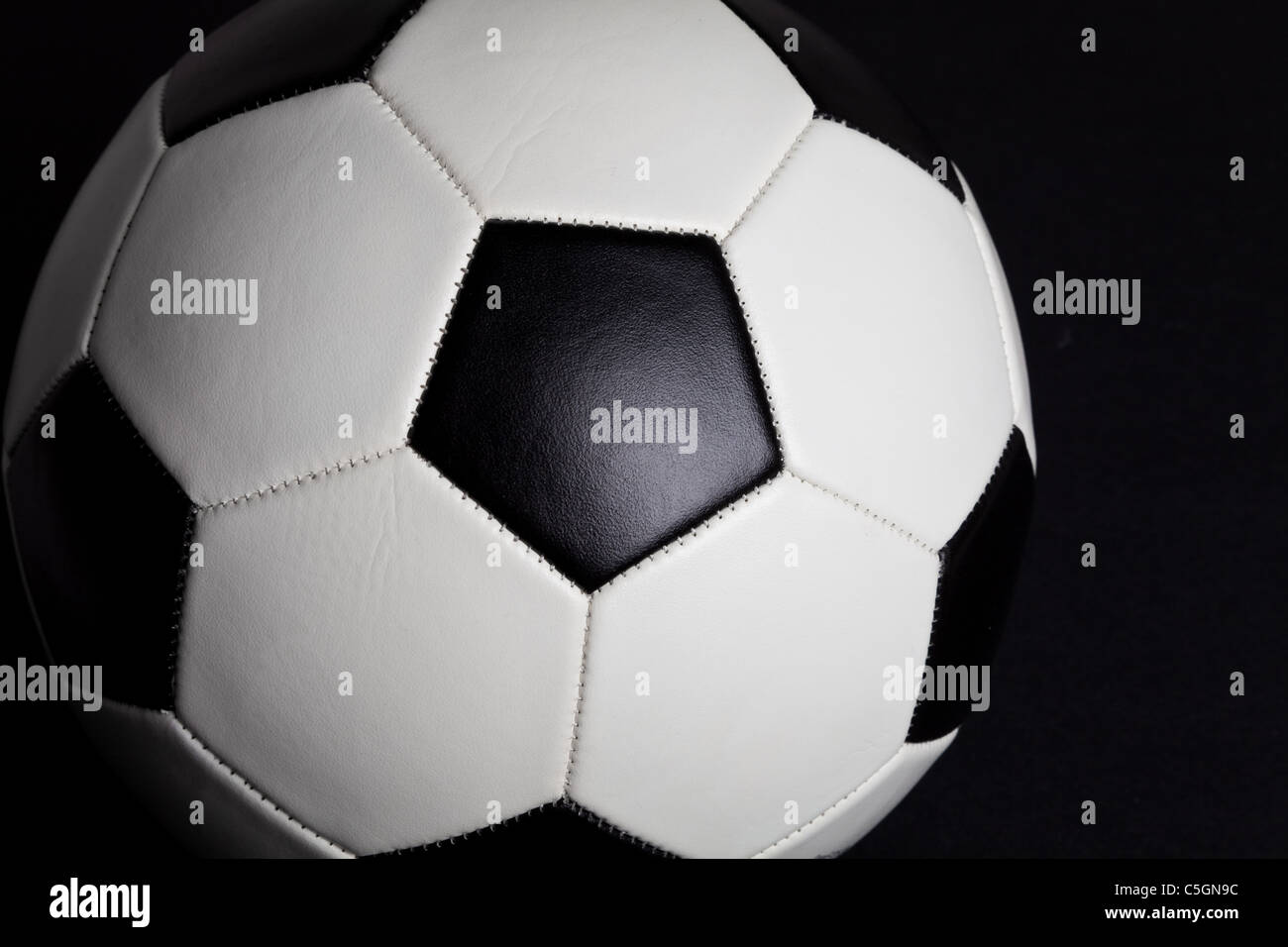 Fußball, Fußball mit schwarzem Hintergrund Stockfoto