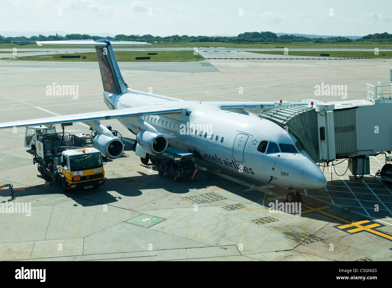BAE Systeme Avro 146-RJ100, Reg OO-DWH, Manchester Airport gewartet wird Stockfoto