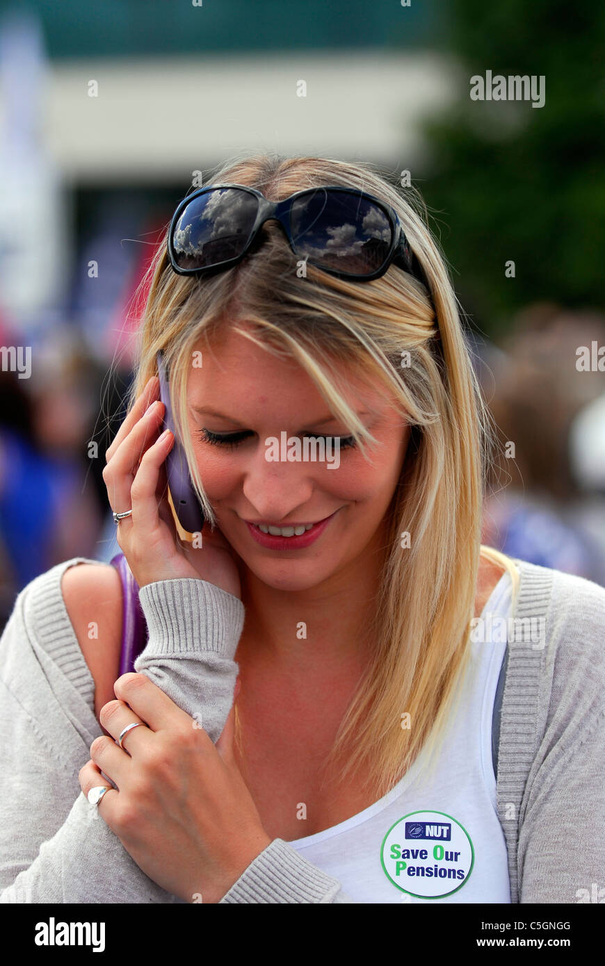 Frau auf dem Handy zu sprechen, während der Teilnahme an öffentlichen Sektor Streiktag gegen Ausgaben schneidet, Southampton Stockfoto