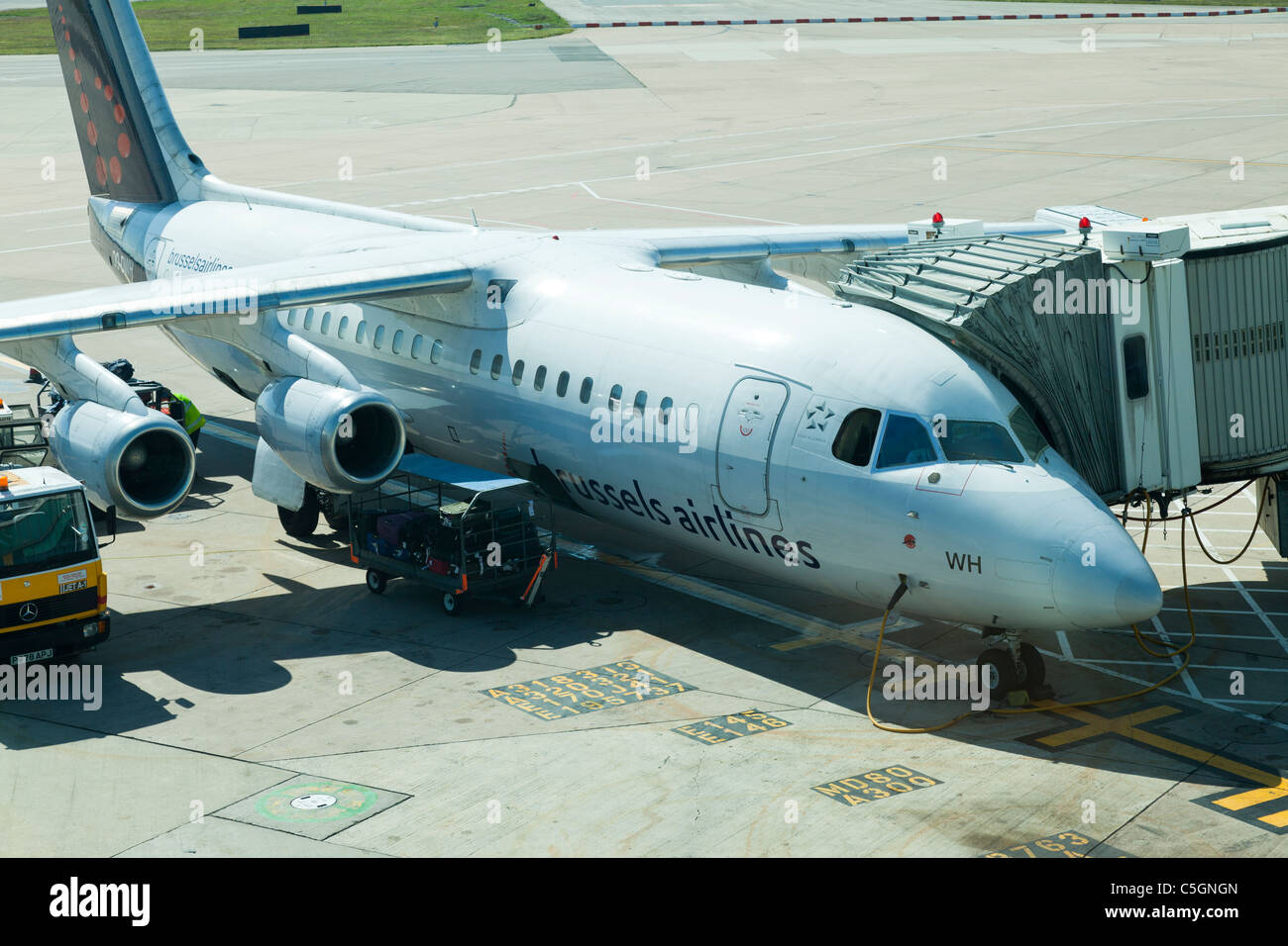 BAE Systeme Avro 146-RJ100, Reg OO-DWH, Manchester Airport gewartet wird Stockfoto