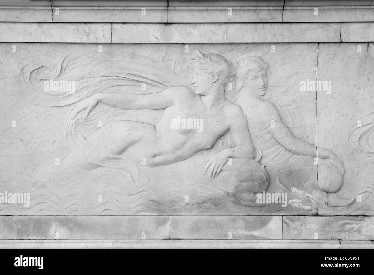 Träge Meeresnymphen fahren stilisierte Delphinen auf das Victoria Memorial in London - Bass Relief aus weißem Marmor Stockfoto