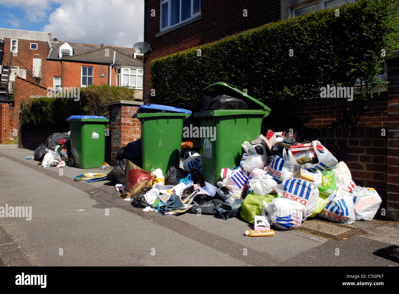 In Wohnstraße verweigern Links uncollected Aufgrund eines Streiks der Müllabfuhr in Southampton, Hampshire, Großbritannien. 30. Juni 2011. Stockfoto