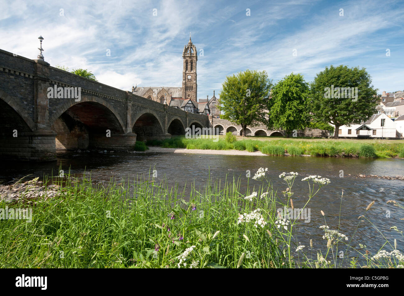 Kirche und Brücke und Fluss Tweed - Kiesel-Stadt Stockfoto