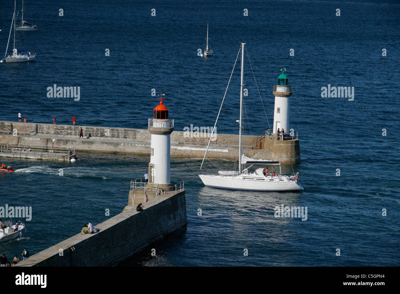 Ein Segelboot kommt im Hafen von Le Palais, Belle Ile En Mer, Bretagne (Frankreich). Stockfoto