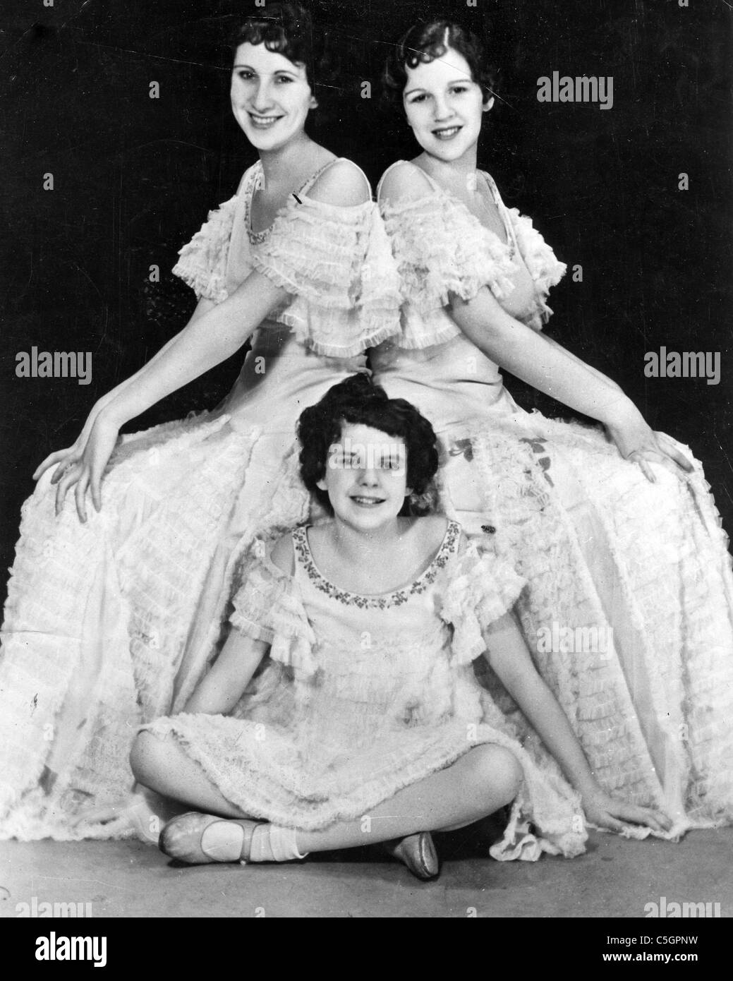 JUDY GARLAND sitzen mit ihren zwei Schwestern als die Tanzgruppe Gumm Sisters über 1932 Stockfoto